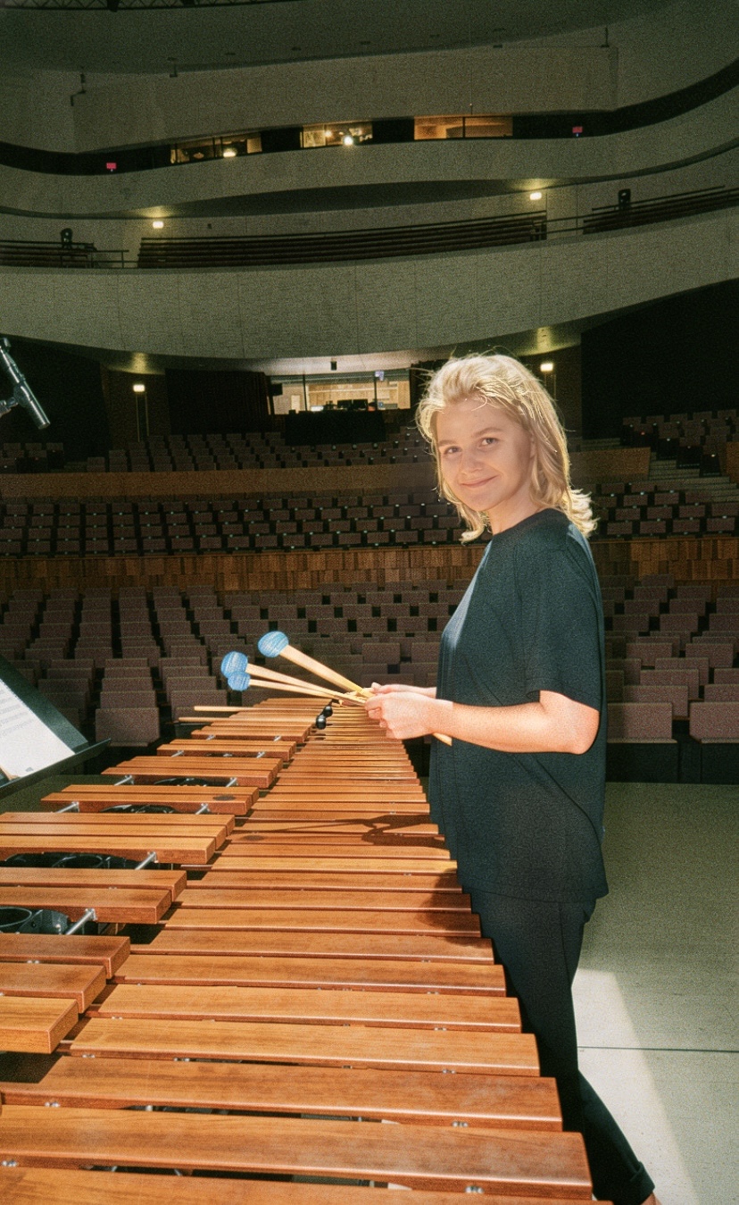 Uliana Shcherbakova an der Marimba in einem Konzertsaal