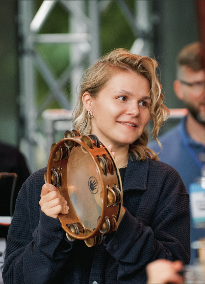 Uliana Shcherbakova mit einem Tamburin
